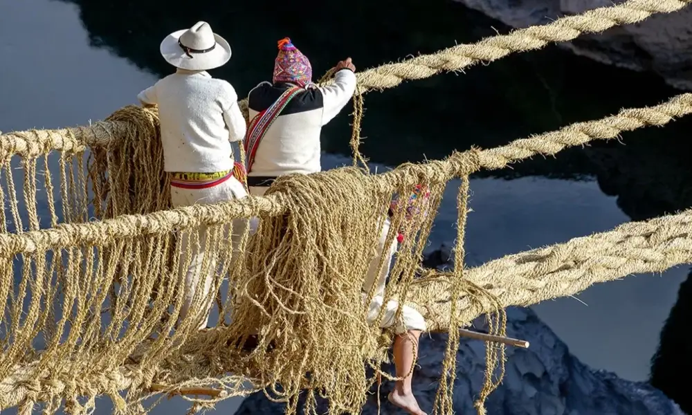 Residents rebuilding the Queswachaca Bridge